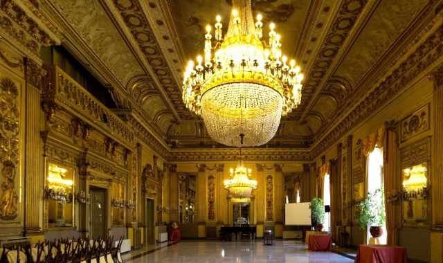 Gli incantevoli saloni del Circolo Unione di Bari, sopravvissuti all'incendio del Petruzzelli